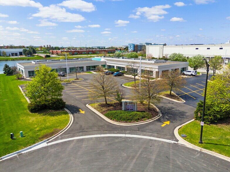 1211 W Lakeview Ct, Romeoville, IL à louer - Photo de l’immeuble – Image 1 sur 6