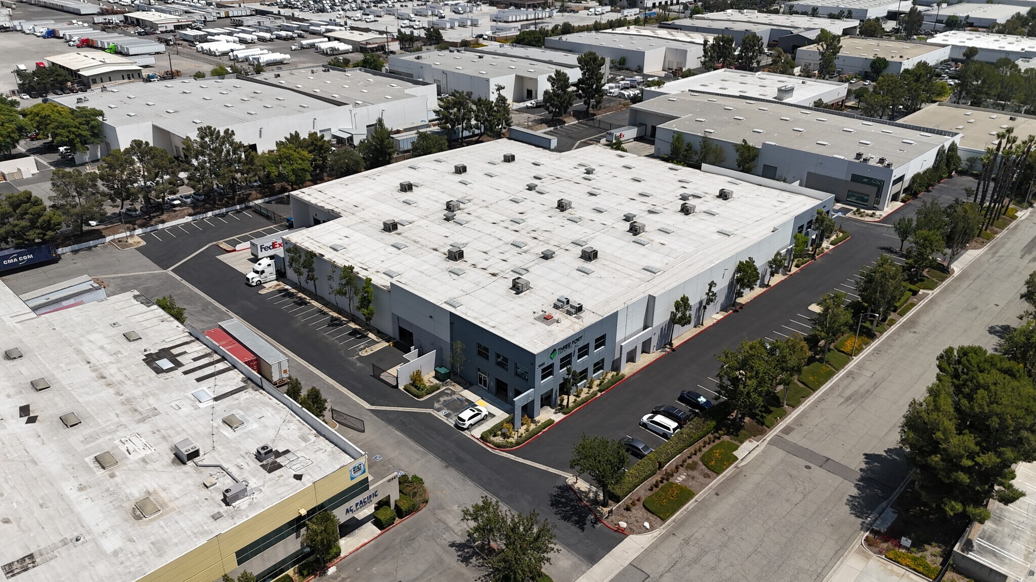 10681 Business Dr, Fontana, CA à louer Photo de l’immeuble– Image 1 sur 8