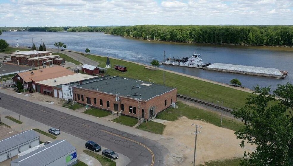623 S 1st St, Clinton, IA à vendre - Photo de l’immeuble – Image 2 sur 7