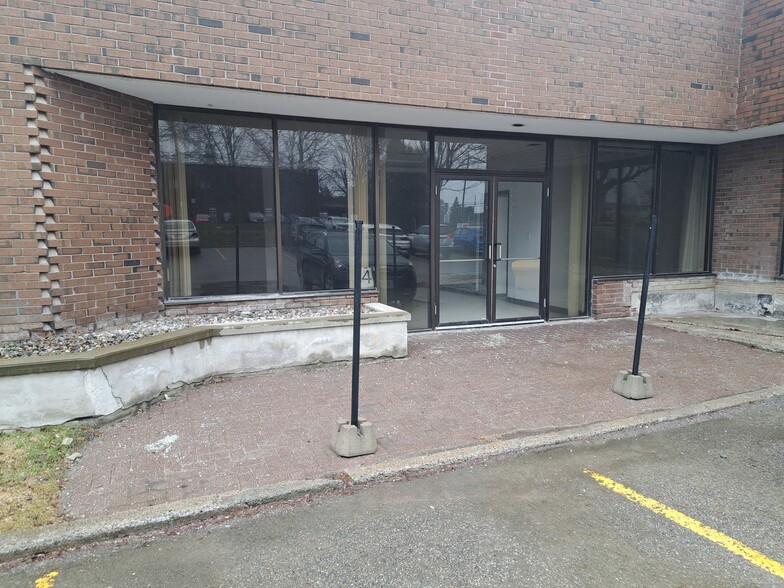 555 California Ave, Brockville, ON à louer - Photo de l’immeuble – Image 1 sur 4