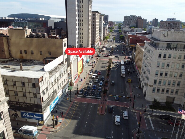 770-774 Broad St, Newark, NJ à louer - Photo de l’immeuble – Image 1 sur 3