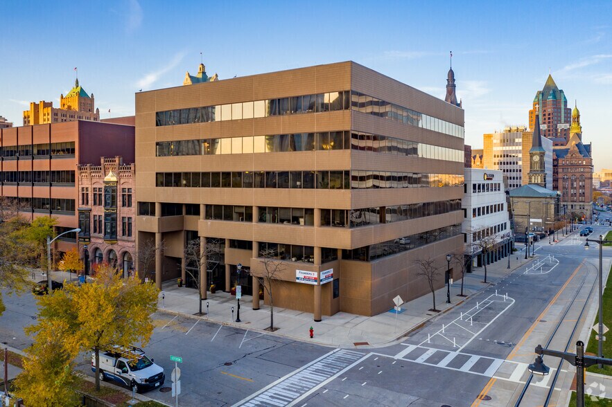 839 N Jefferson St, Milwaukee, WI à louer - Photo de l’immeuble – Image 1 sur 9