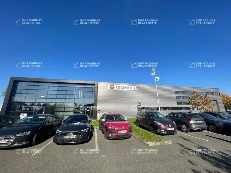 Local d’activités dans Élancourt à louer - Photo de l’immeuble – Image 2 sur 6