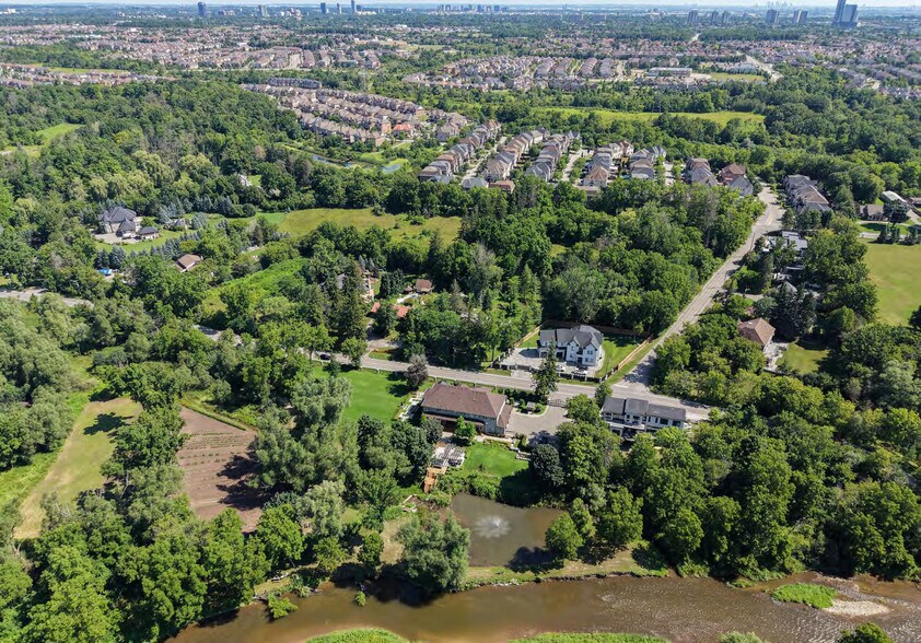 8265 Churchville Rd, Brampton, ON à vendre - Photo de l’immeuble – Image 2 sur 3