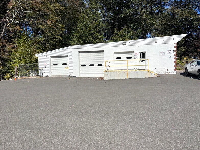 585 Wolcott Rd, Wolcott, CT à vendre - Photo de l’immeuble – Image 3 sur 4