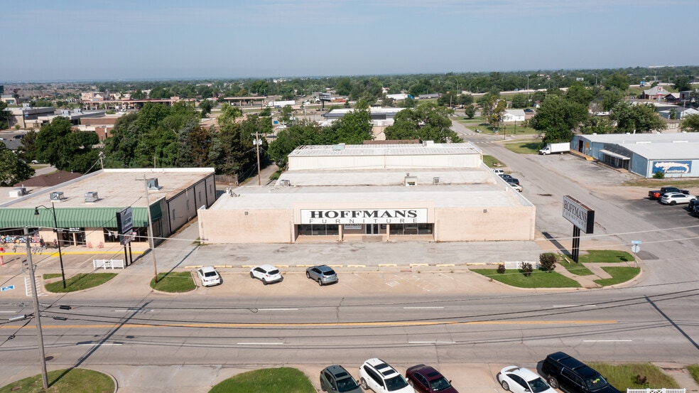 Warehouse & Showrooom - Moore, OK portefeuille de 2 biens à vendre sur LoopNet.fr - Photo principale – Image 2 sur 2