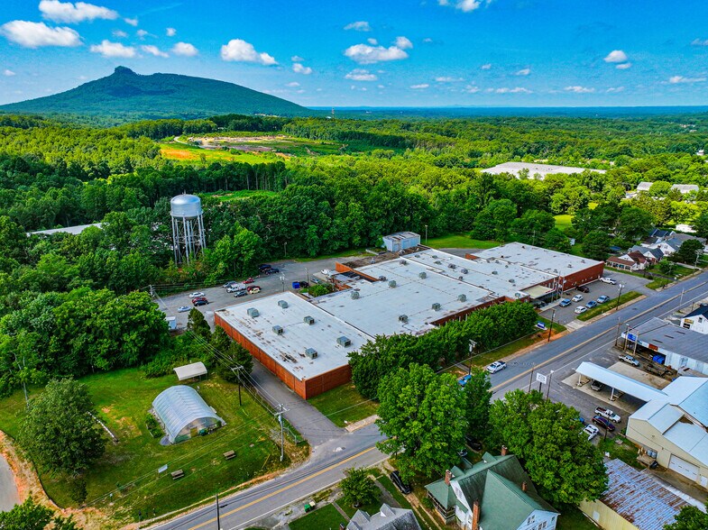 612 E Main St, Pilot Mountain, NC à vendre - Photo de l’immeuble – Image 3 sur 11