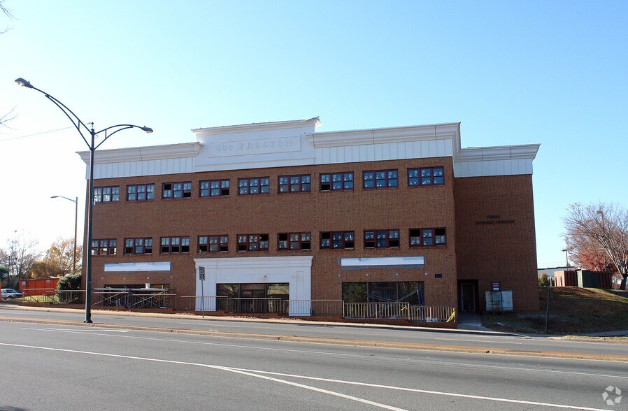 400 Preston Ave, Charlottesville, VA à louer - Photo de l’immeuble – Image 2 sur 11