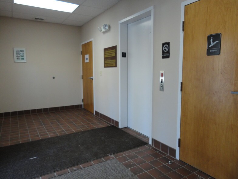 200 Mountain Rd, Farmington, CT à louer - Hall d’entrée – Image 2 sur 19