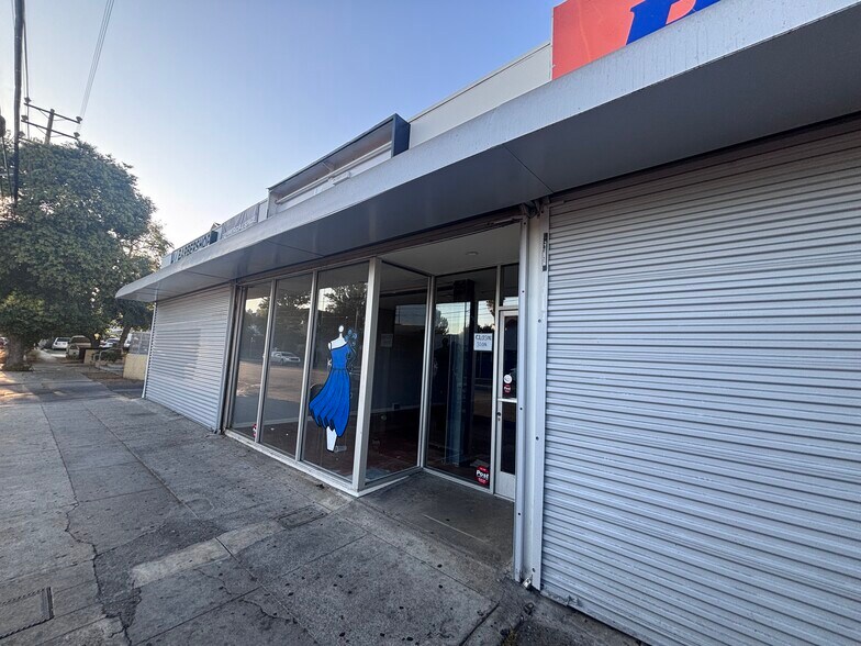 18438 Saticoy St, Reseda, CA à louer - Photo de l’immeuble – Image 3 sur 9