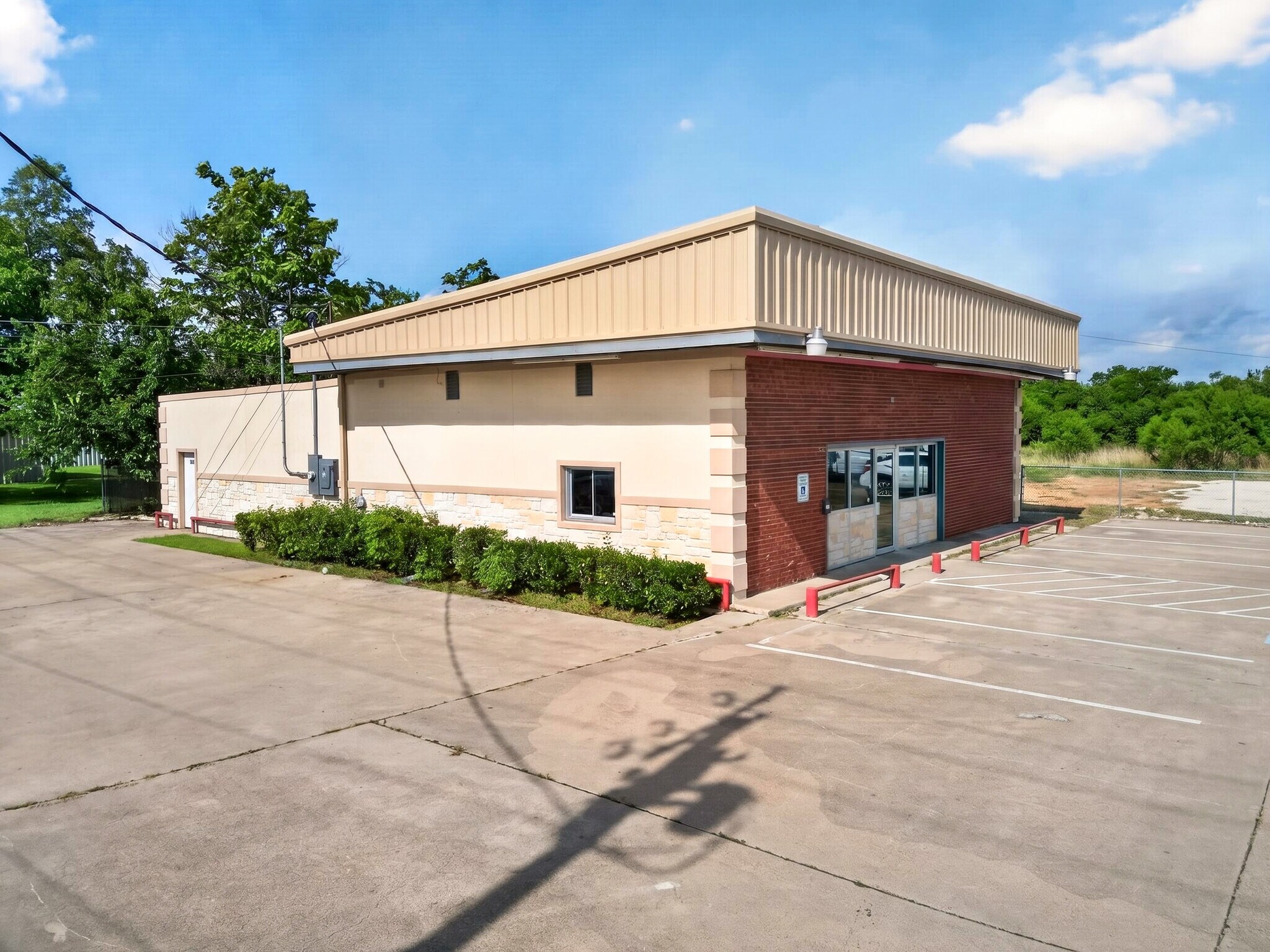 815 E Moore Ave, Terrell, TX à vendre Photo de l’immeuble– Image 1 sur 29
