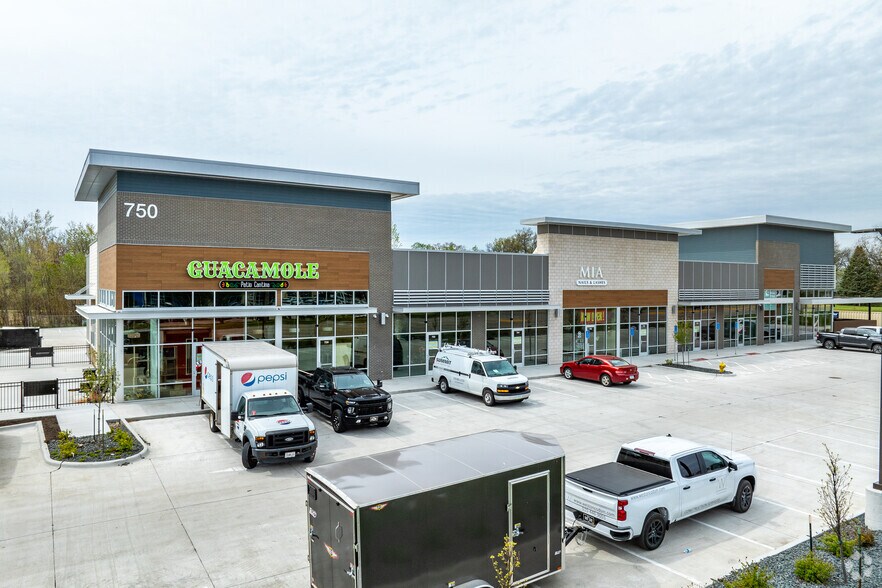 750 Hickman Rd, Waukee, IA à louer - Photo de l’immeuble – Image 1 sur 8