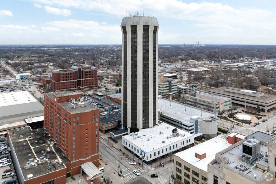 700 E Adams St, Springfield, IL à vendre - Photo principale – Image 2 sur 15