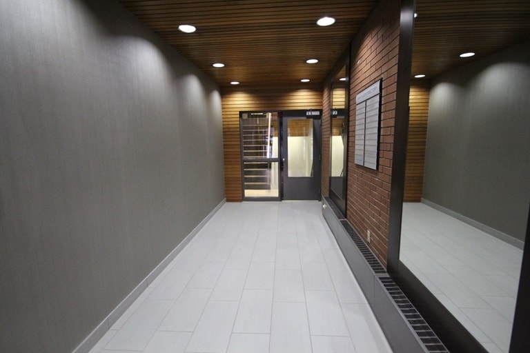 10310 124th St NW, Edmonton, AB à louer - Hall d’entrée – Image 2 sur 29