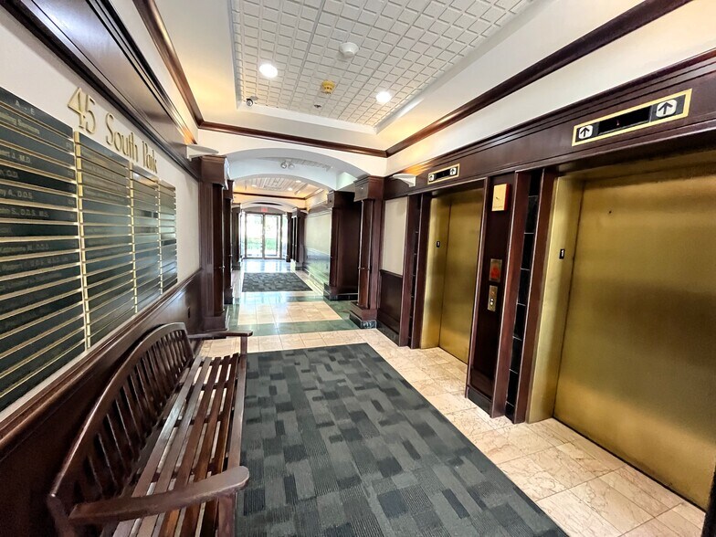 45 S Park Blvd, Glen Ellyn, IL à louer - Hall d’entrée – Image 3 sur 6