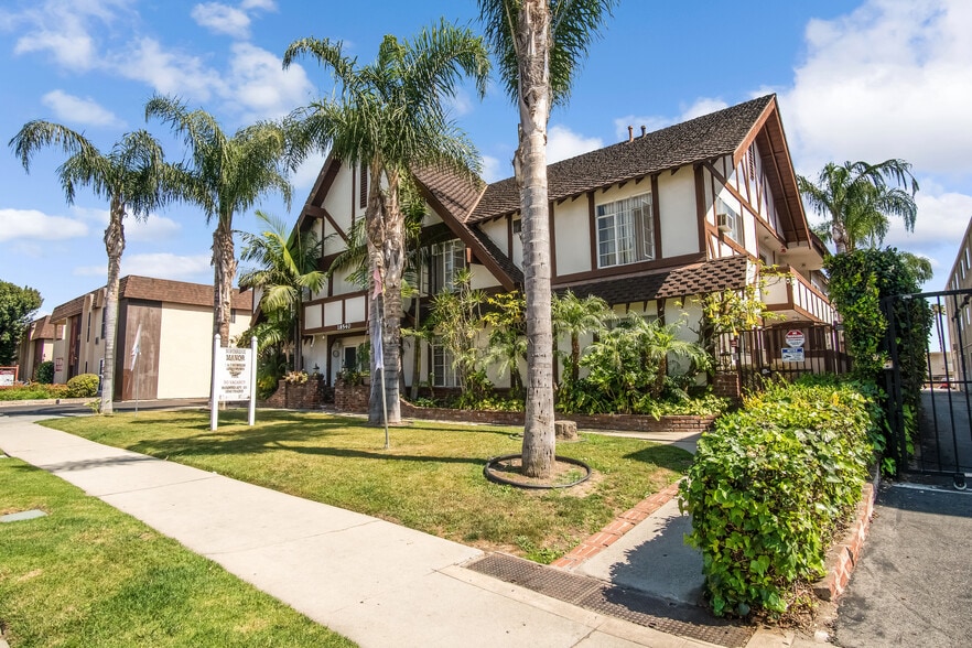 18540 Prairie St, Northridge, CA à vendre - Photo de l’immeuble – Image 2 sur 10