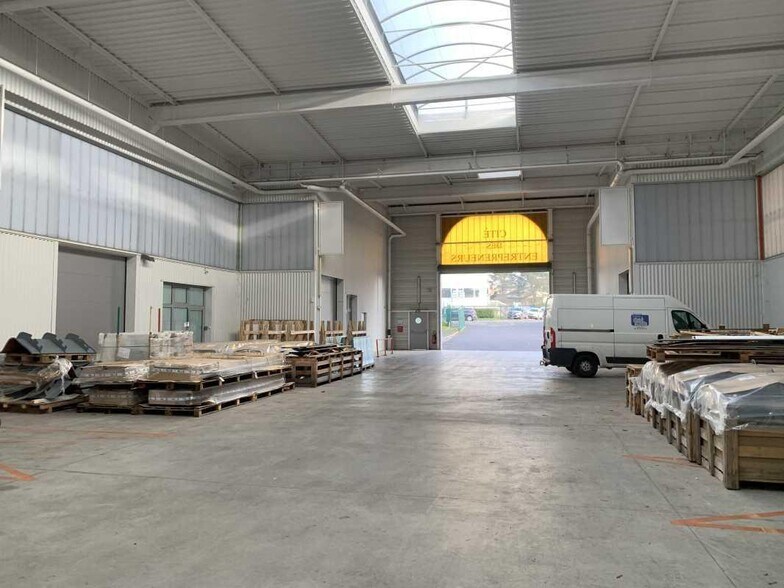 Local d’activités dans Palaiseau à louer - Photo de l’immeuble – Image 2 sur 8