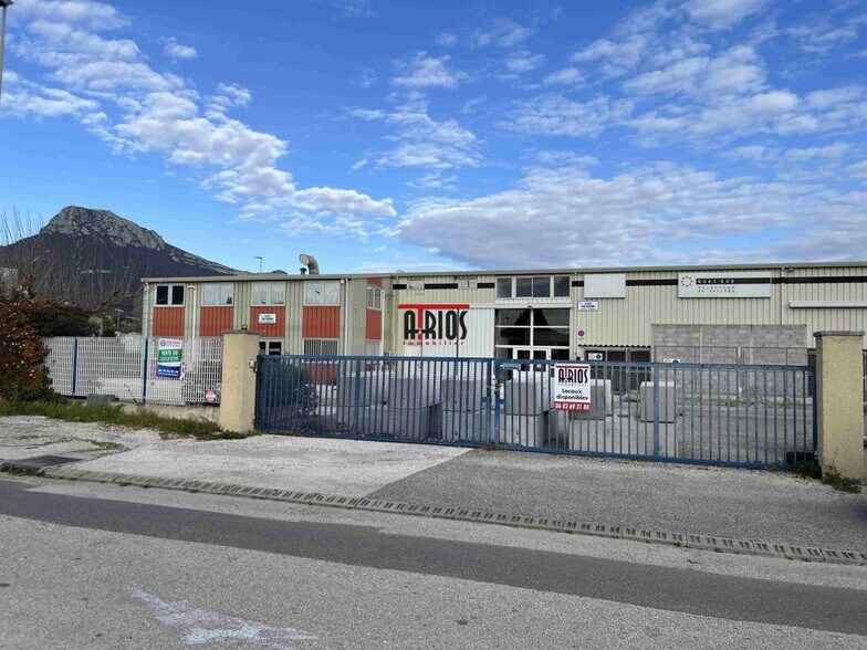 Local d'activités dans La Farlede à vendre - Photo de l’immeuble – Image 2 sur 11