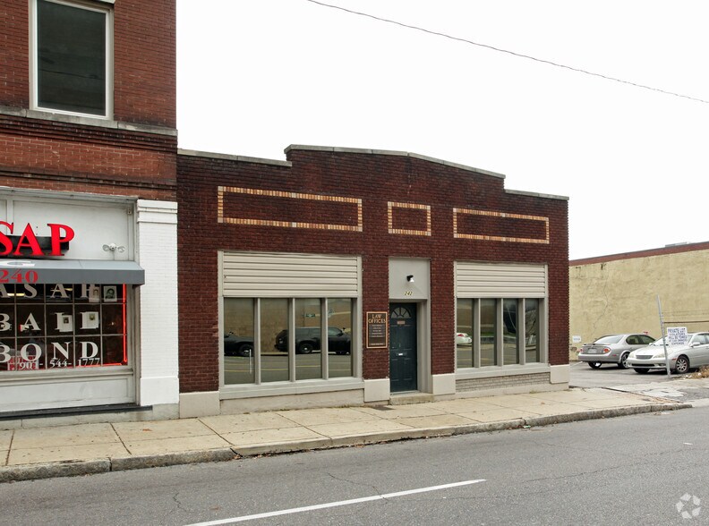 242 Poplar Ave, Memphis, TN à louer - Photo de l’immeuble – Image 3 sur 3