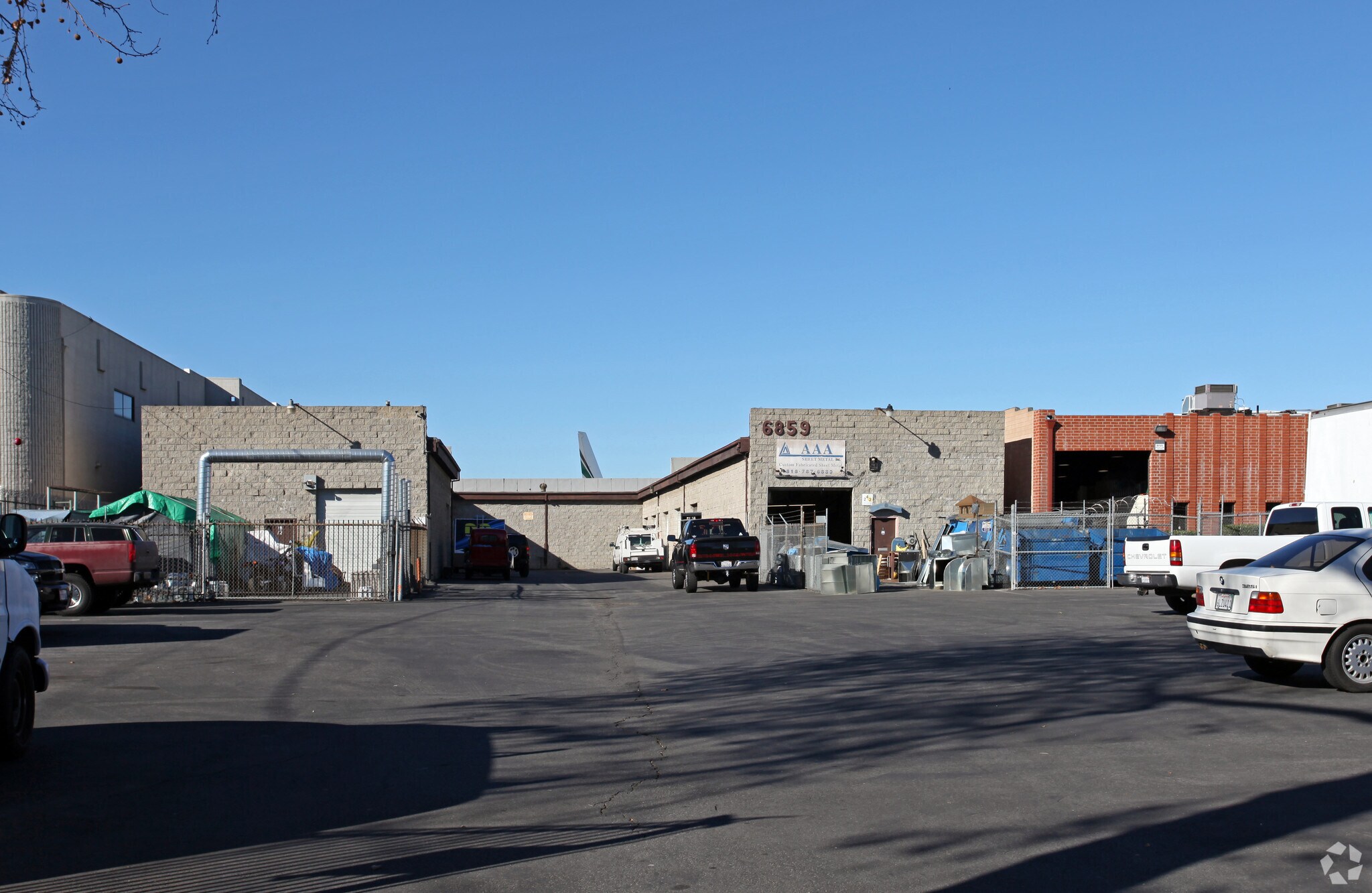 6859 Valjean Ave, Van Nuys, CA à louer Photo principale– Image 1 sur 3