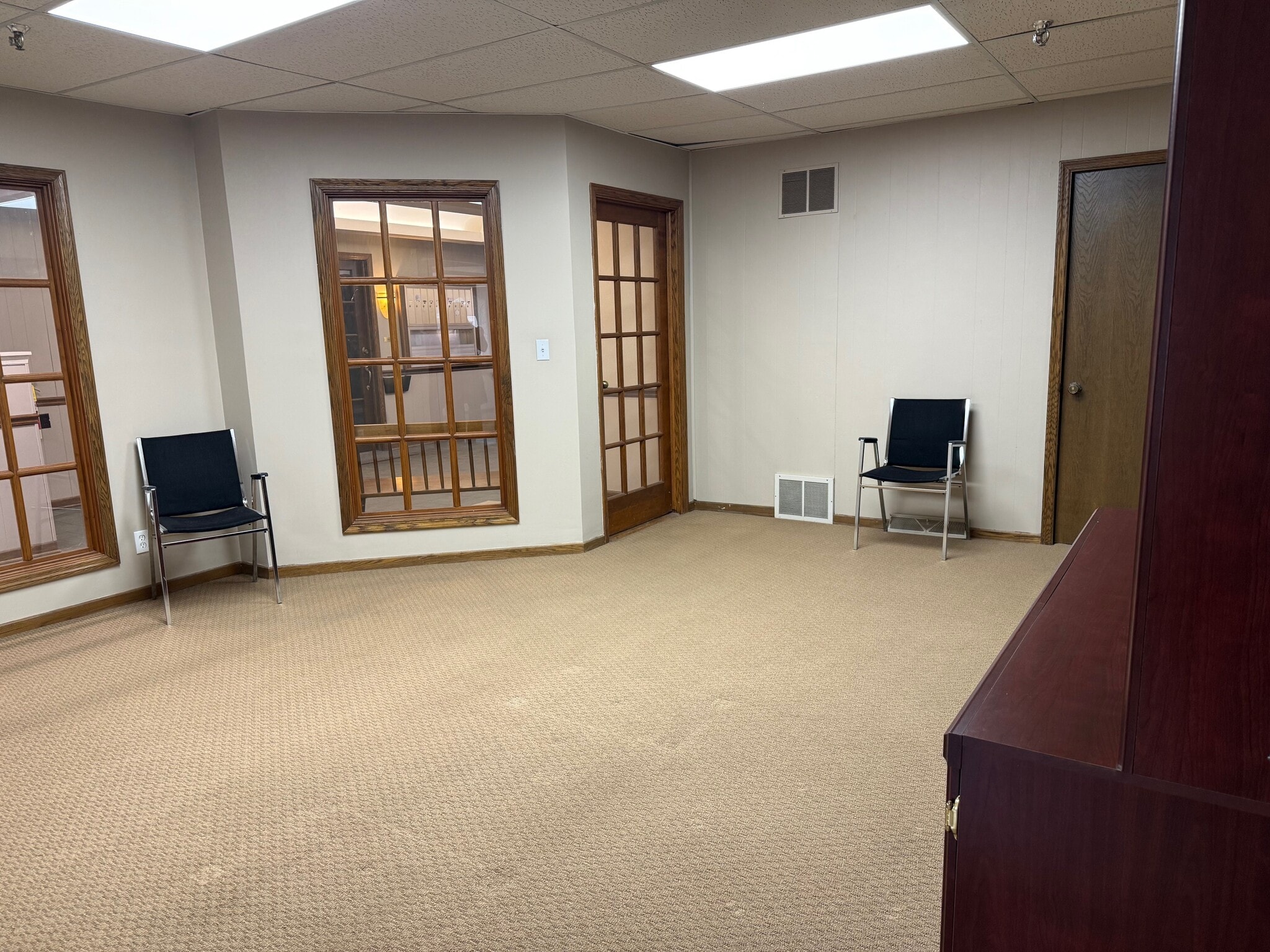 W62N244 Washington Ave, Cedarburg, WI à louer Photo intérieure– Image 1 sur 3