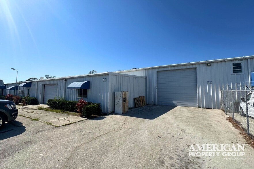 1657 University Pky, Sarasota, FL à louer - Photo de l’immeuble – Image 1 sur 7
