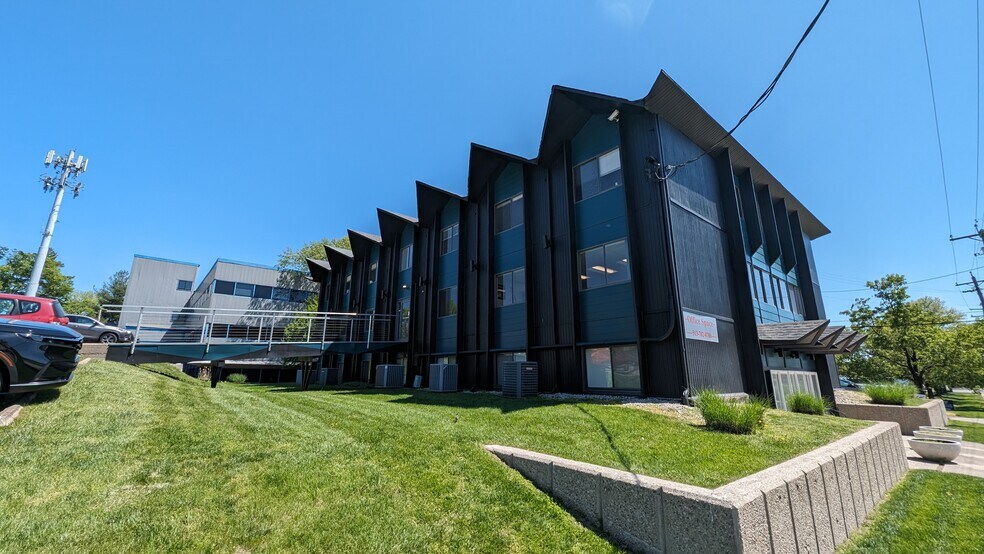 4242 Airport Rd, Cincinnati, OH à louer - Photo de l’immeuble – Image 1 sur 1