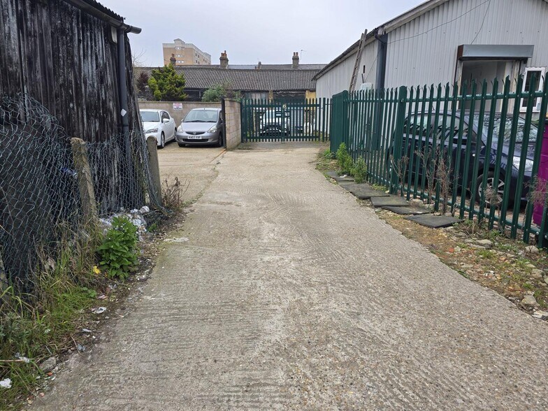 20A Hanworth Rd, Hounslow à louer - Photo de l’immeuble – Image 3 sur 4
