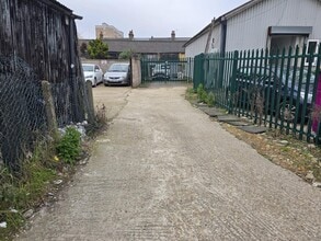 20A Hanworth Rd, Hounslow à louer Photo de l’immeuble– Image 2 sur 8