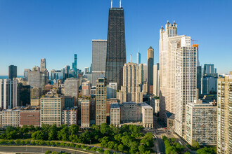 875 N Michigan Ave, Chicago, IL à louer Aérien– Image 1 sur 9