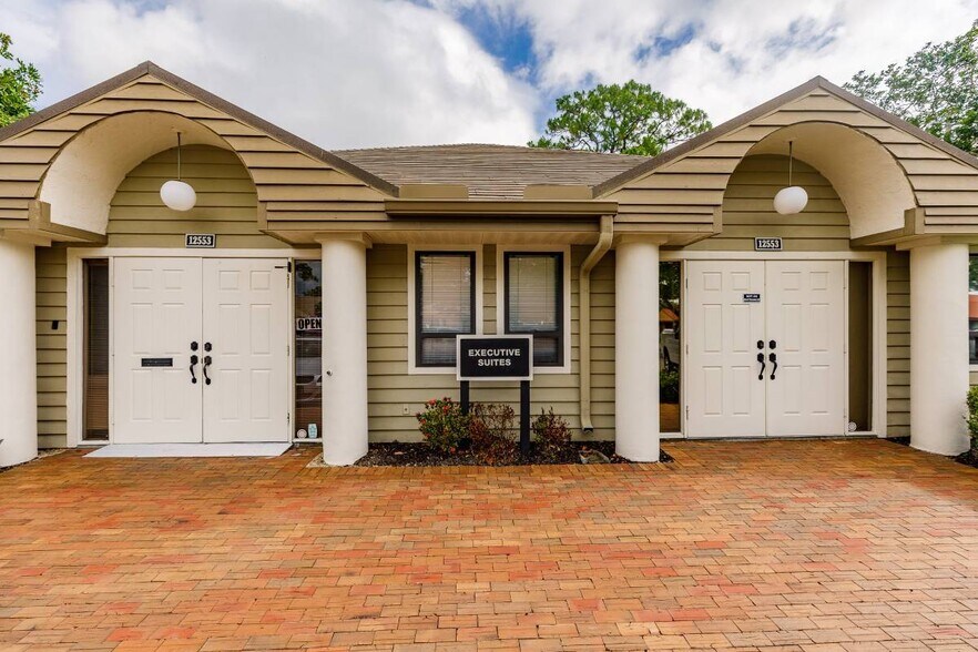 12553 New Brittany Blvd, Fort Myers, FL à vendre - Photo de l’immeuble – Image 2 sur 11
