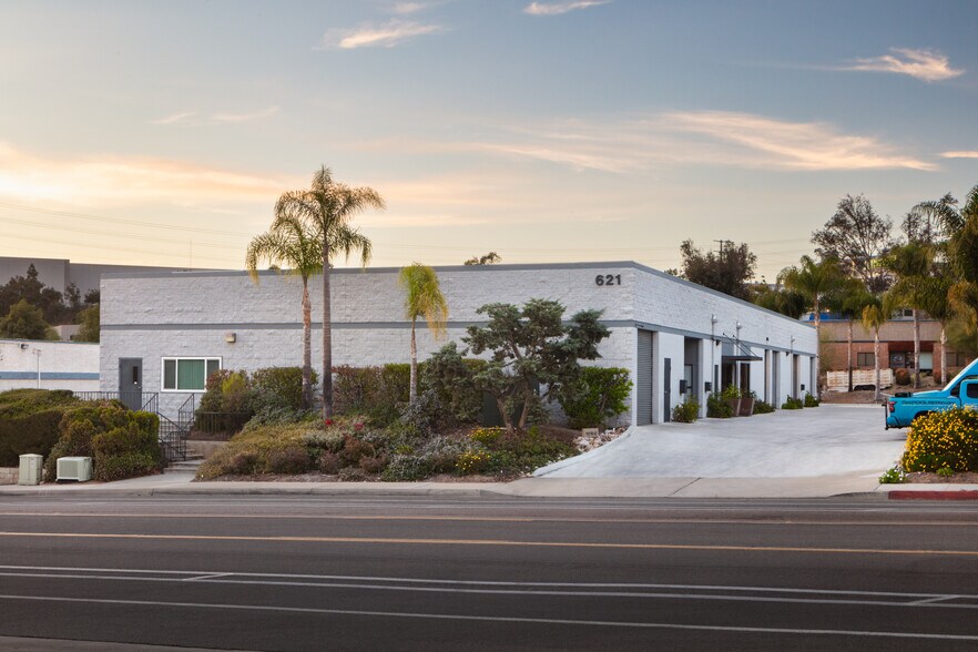 621 S Andreasen Dr, Escondido, CA à louer - Photo de l’immeuble – Image 3 sur 4