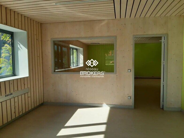 Bureau dans Porte-de-Savoie à louer - Photo de l’immeuble – Image 2 sur 5