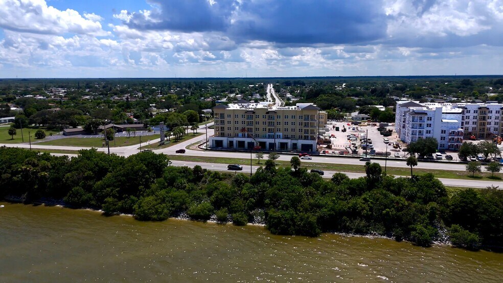 2485 Port Malabar Blvd NE, Palm Bay, FL à louer - Vidéo sur l’annonce professionnelle – Image 2 sur 13
