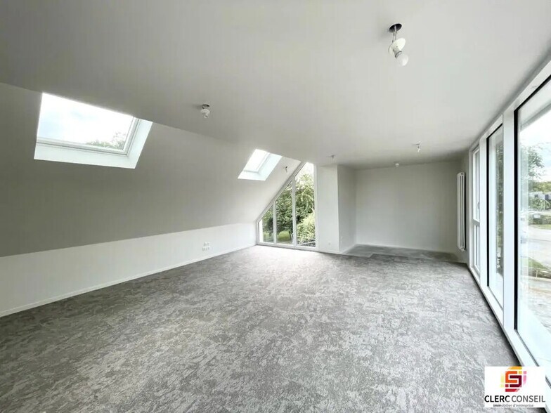 Bureau dans Mont-Saint-Aignan à louer - Photo de l’immeuble – Image 3 sur 5