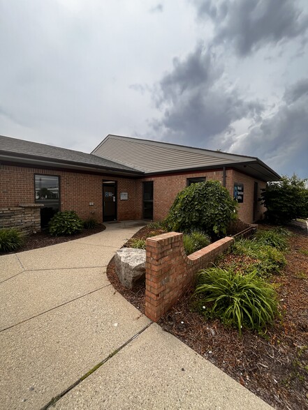 2199 Jolly Rd, Okemos, MI à louer - Photo de l’immeuble – Image 2 sur 20