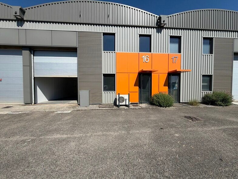 Local d’activités dans Dardilly à louer - Photo de l’immeuble – Image 1 sur 6