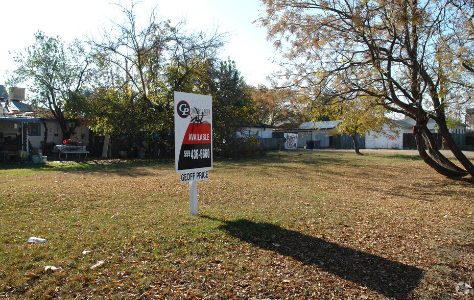 469 E Valeria St, Fresno, CA à vendre - Photo de l’immeuble – Image 3 sur 5