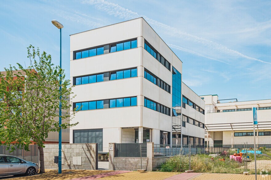 Avenida de Juan Caramuel, 7, Leganés, Madrid à vendre - Photo de l’immeuble – Image 2 sur 10
