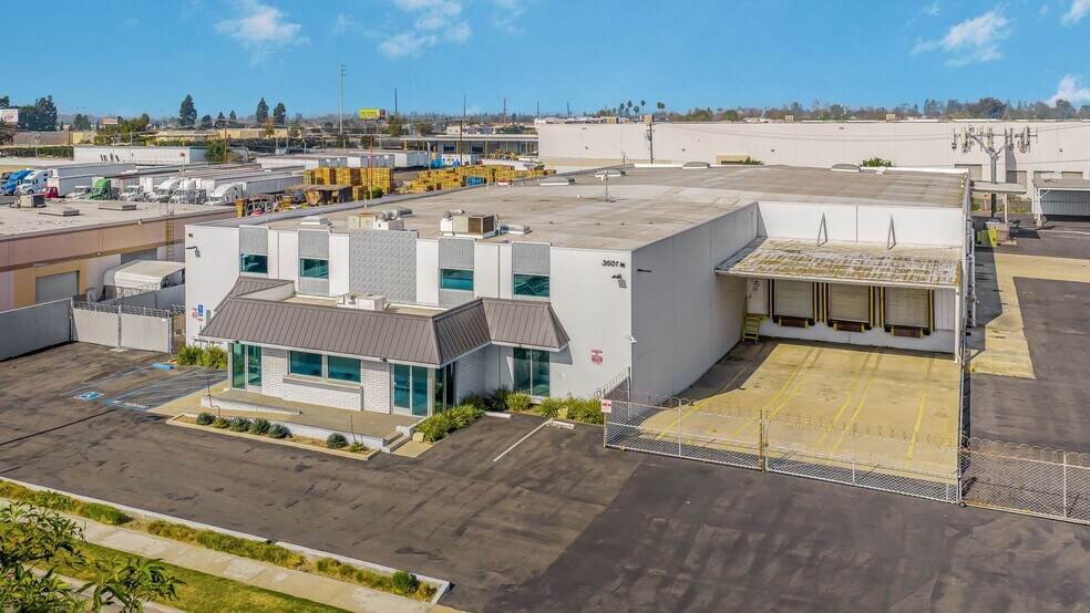 3601-3605 W Pendleton Ave, Santa Ana, CA à louer - Photo de l’immeuble – Image 2 sur 7