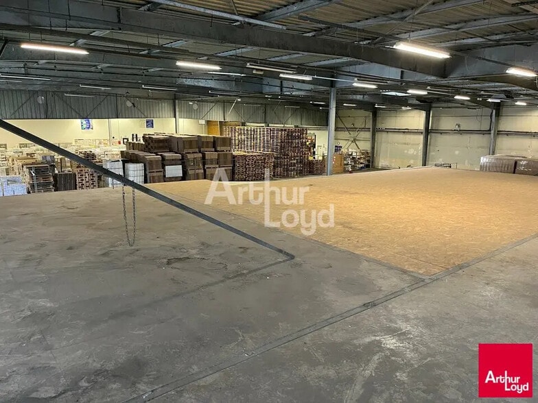 Local d’activités dans SAINT-BARTHELEMY-D'ANJOU à louer - Photo de l’immeuble – Image 2 sur 2