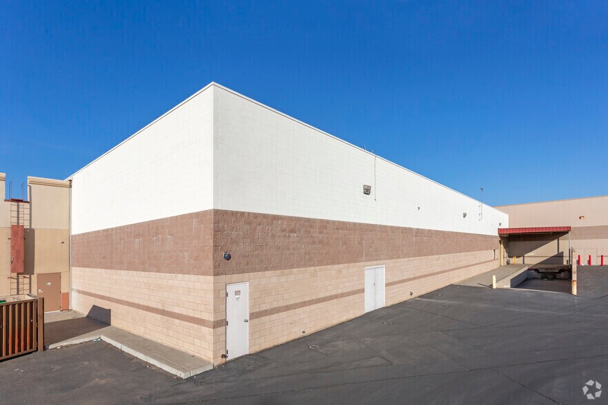 384 W Ashlan Ave, Clovis, CA à louer - Photo de l’immeuble – Image 3 sur 4