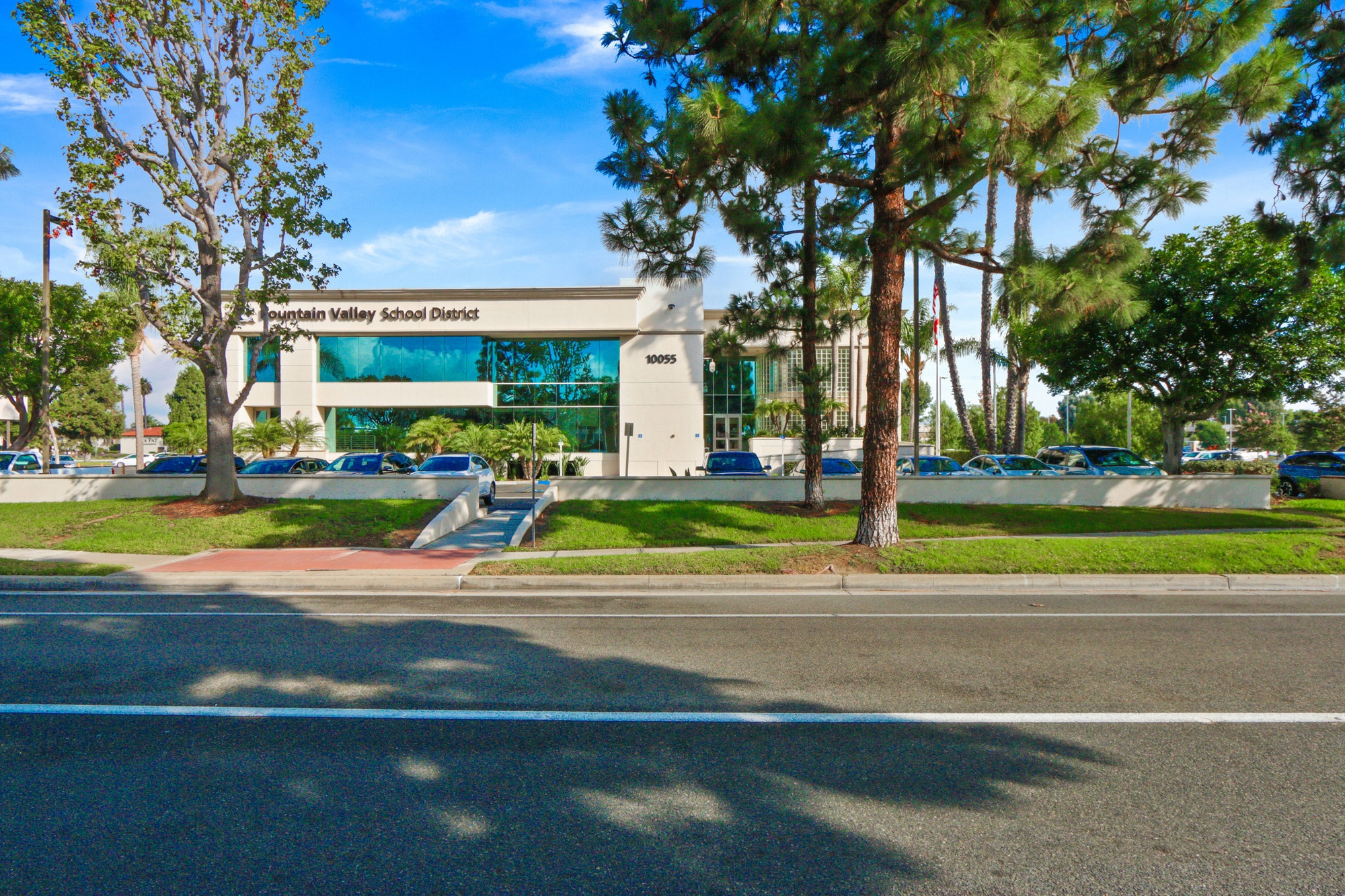 10055 Slater Ave, Fountain Valley, CA à louer Photo de l’immeuble– Image 1 sur 8