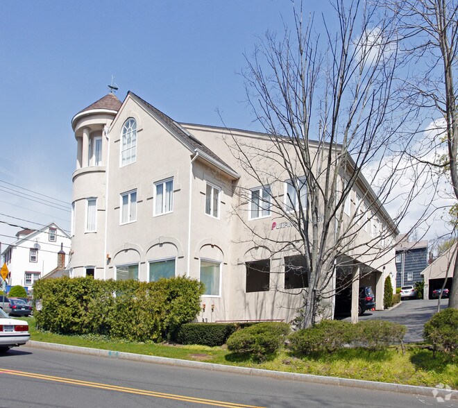 209 Bruce Park Ave, Greenwich, CT à louer - Photo de l’immeuble – Image 2 sur 3
