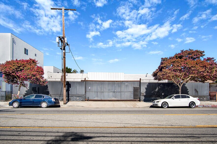 3711 S San Pedro St, Los Angeles, CA à louer - Photo de l’immeuble – Image 3 sur 15