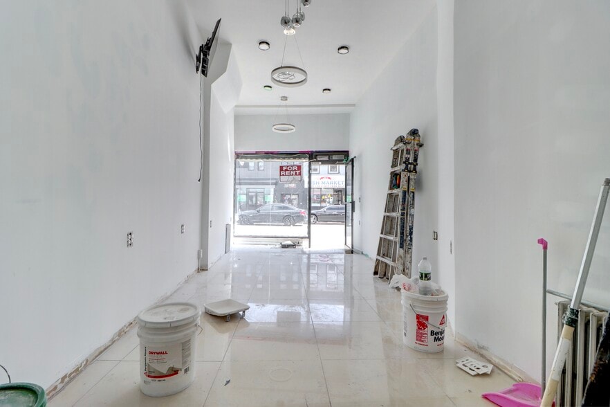 6903 Myrtle Ave, Ridgewood, NY à louer - Photo intérieure – Image 2 sur 5