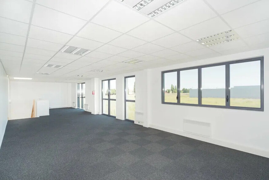 Local d'activités dans Lieusaint à vendre - Photo de l’immeuble – Image 2 sur 4