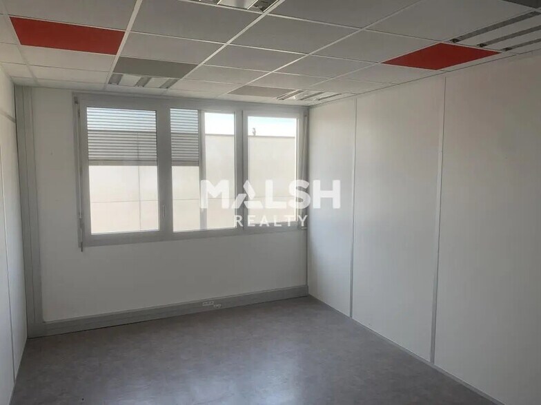 Bureau dans Chassieu à louer - Photo de l’immeuble – Image 3 sur 12