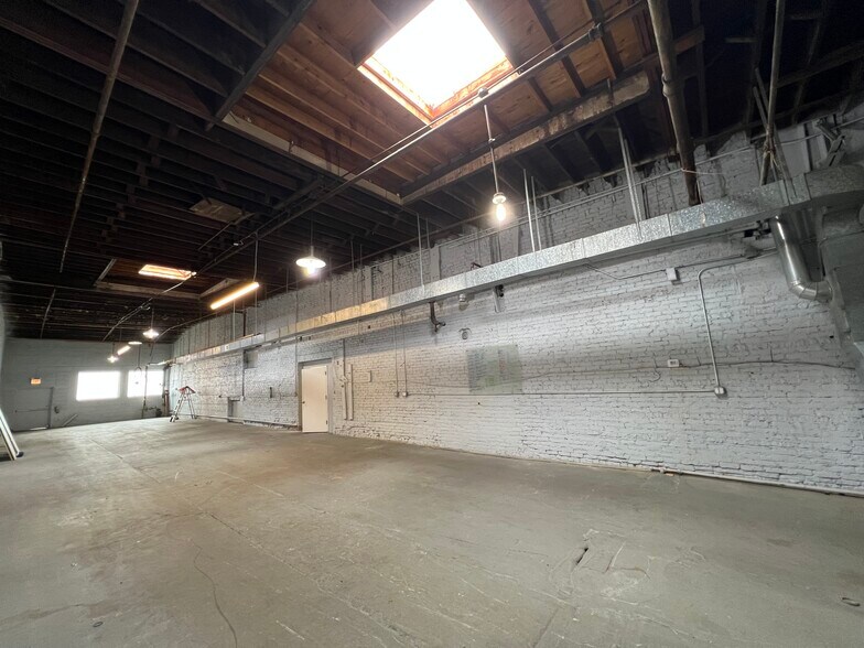 4244 N Elston Ave, Chicago, IL à louer - Photo de l’immeuble – Image 3 sur 8