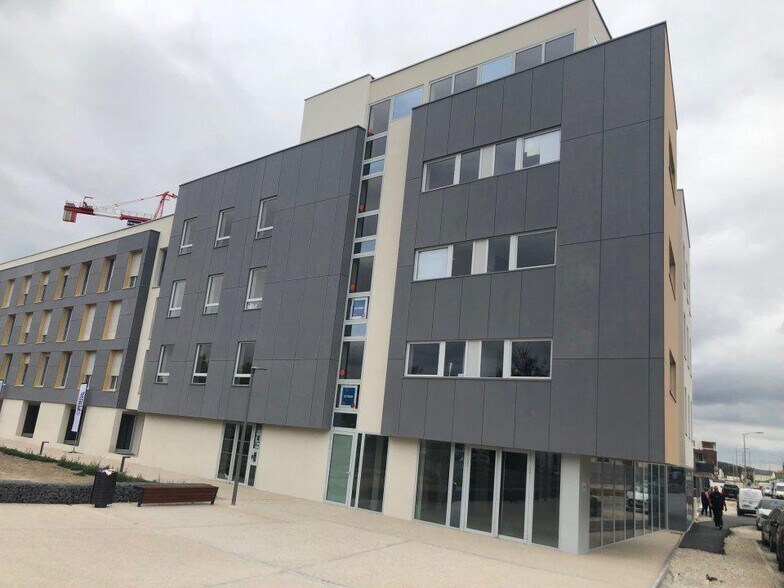 Local commercial dans Bezannes à louer - Photo de l’immeuble – Image 1 sur 3